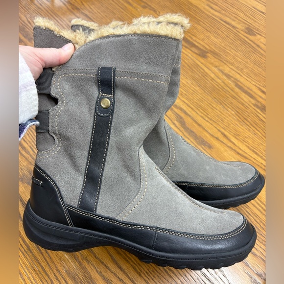 CLARKS Womens Size 8.5 M Grey Suede Leather Faux Fur Trim Snow Winter Boots - Picture 7 of 10